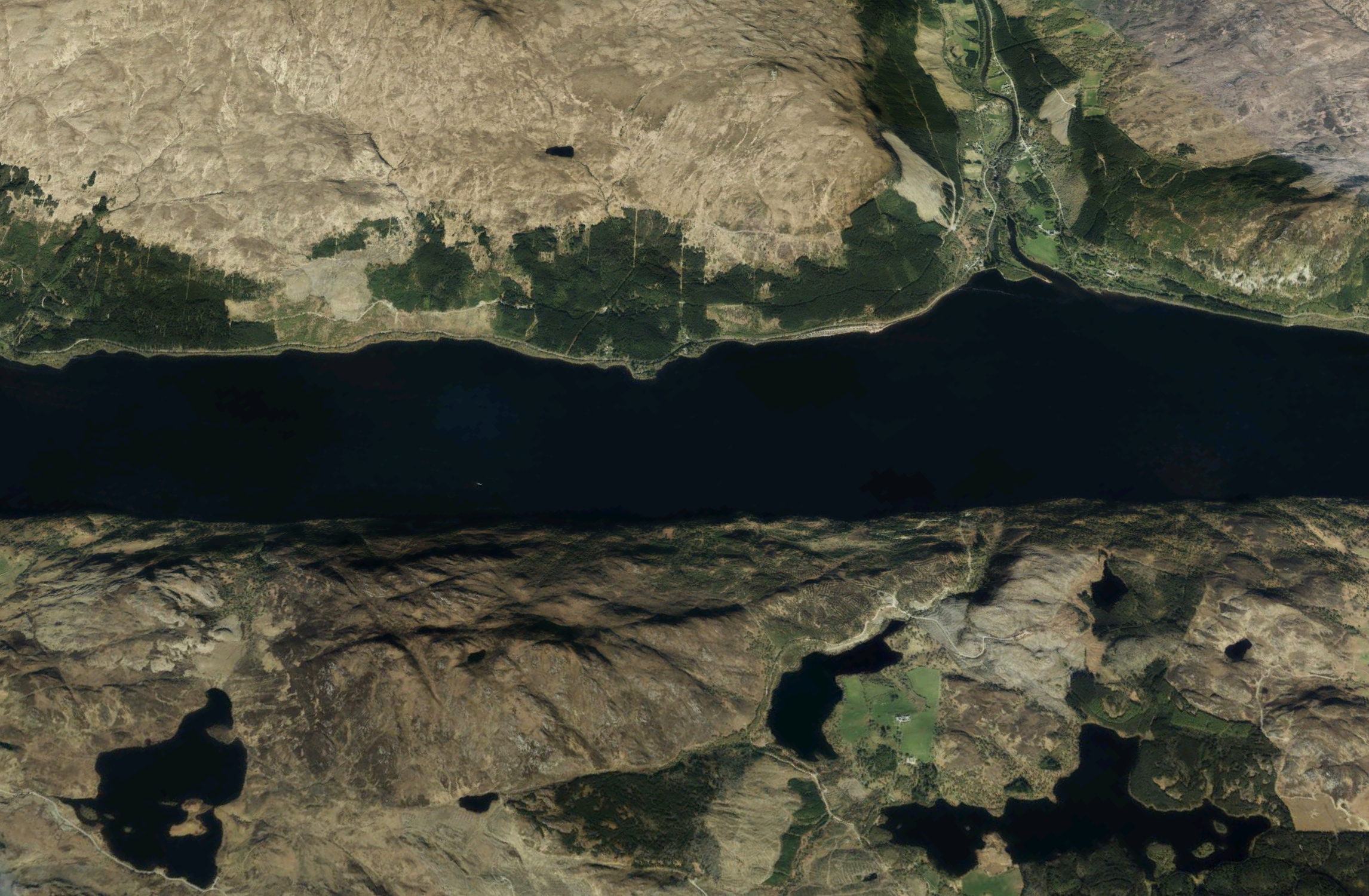 Вид на холмистые берега озера Лох-Несс со спутника